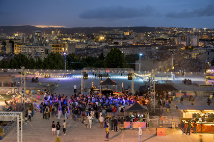 France, Bouches-du-Rhône (13), Marseille, La Friche de la Belle de Mai,  le toit terrasse accueille des concerts les week-ends en été