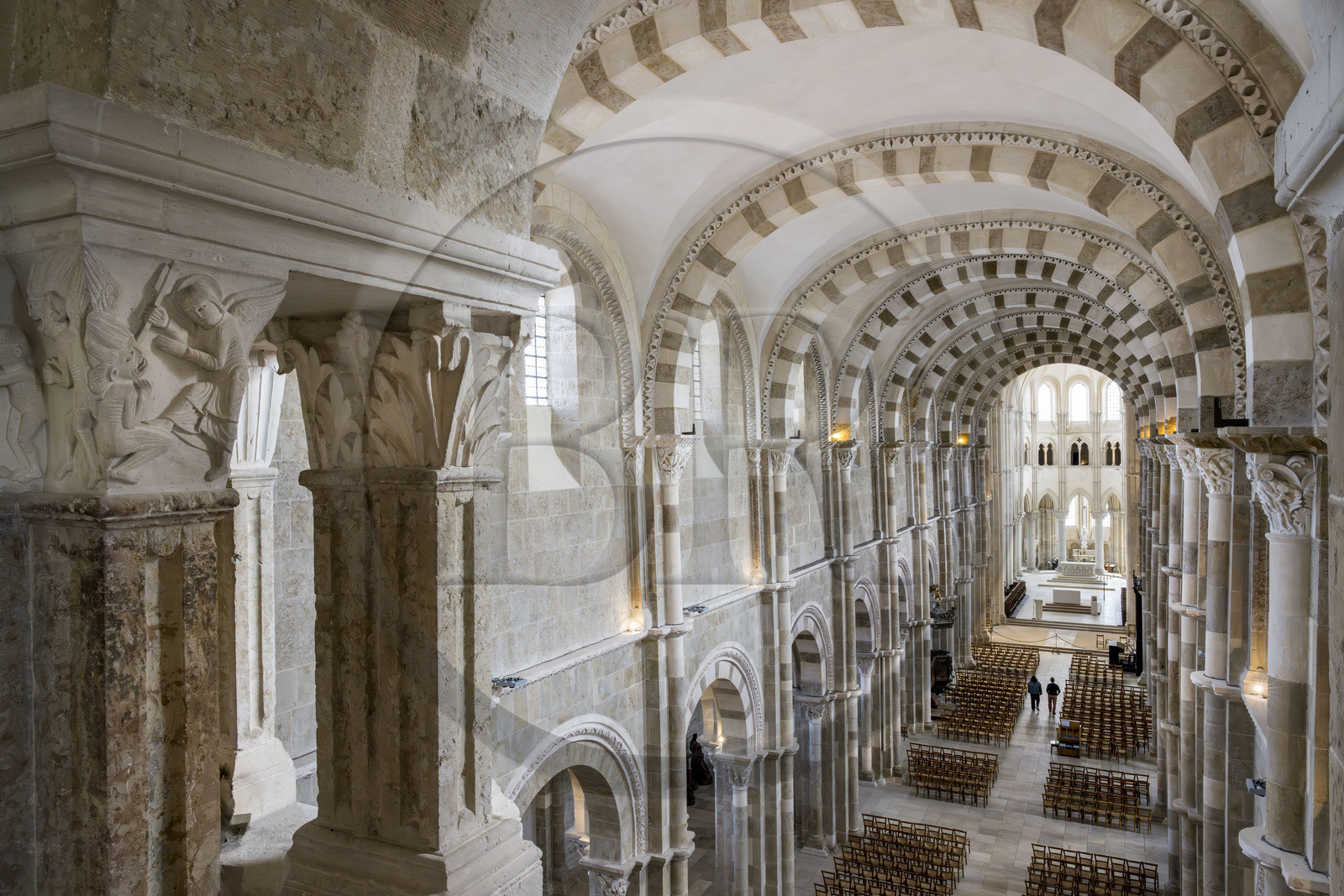 France, Yonne (89), parc naturel régional du Morvan, Vézelay, classé au Patrimoine Mondial de l'UNESCO, labellisé Les Plus Beaux Villages de France, point de départ de l'une des principales voies de pèlerinage de Saint-Jacques-de-Compostelle, la basilique Sainte-Marie-Madeleine, la nef et le choeur en arrière plan