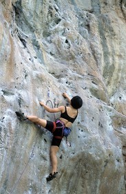 Thaïlande, province de Krabi, escalade à mains nues d'une falaise