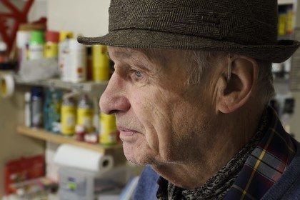 France, Paris (75), l'artiste Jacques Villeglé dans son atelier