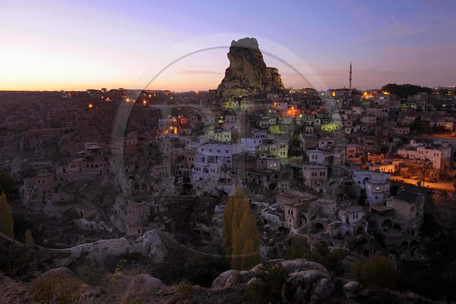 Turquie, Anatolie Centrale, province de Nevsehir, Cappadoce classée Patrimoine Mondial de l'UNESCO, village d' Ortahisar à la tombée de la nuit