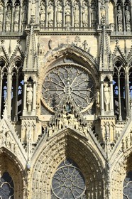 France, Marne (51), Reims, la cathédrale Notre-Dame de Reims, classée Patrimoine Mondial de l'UNESCO, le baptême de Clovis (au centre) par l'éveque Saint-Remi en haut et la grande rosace de la facade occidentale