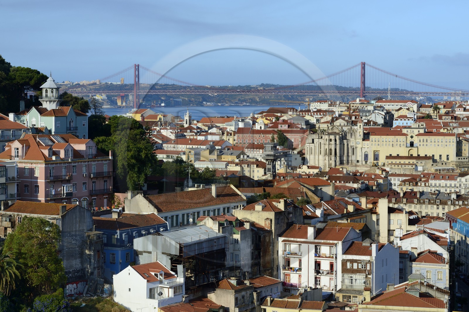 Portugal, Lisbonne, quartier de l'Alfama, panorama sur la ville depuis le Miradouro de Graça et le pont du 25 de Abril sur le Tage en arrière plan