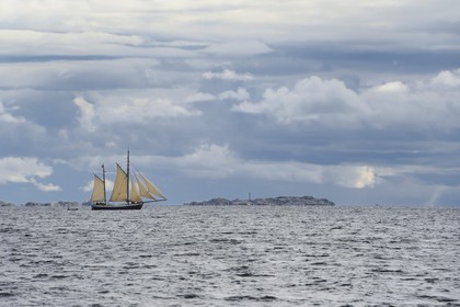 Sweden, Västra Götaland, traditional sailboat off Väderöarna (weather islands) off Fjällbacka