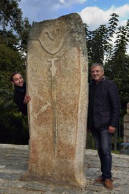 France, Corse-du-Sud (2A), site préhistorique de Filitosa, statue menhir appelée Filitosa V représentant des personnages armés, les 2 Daniel fils et petit- fils de l'inventeur Charles-Antoine Cesari
