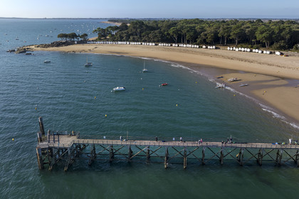 France, Vendée (85), Ile de Noirmoutier, Noirmoutier-en-l'Ile, le Bois de la Chaise, la plage des Dames, son estacade et ses cabines de plage en bois (vue aérienne)