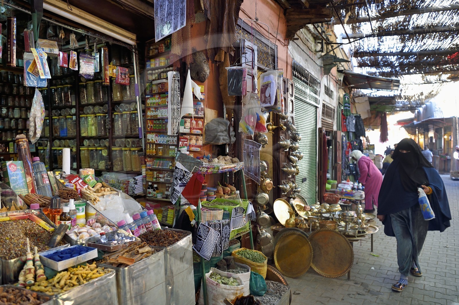 Maroc, Haut-Atlas, Marrakech, ville impériale, Médina classée Patrimoine Mondial de l'UNESCO, marchand d'épices dans le souk et femme voilée