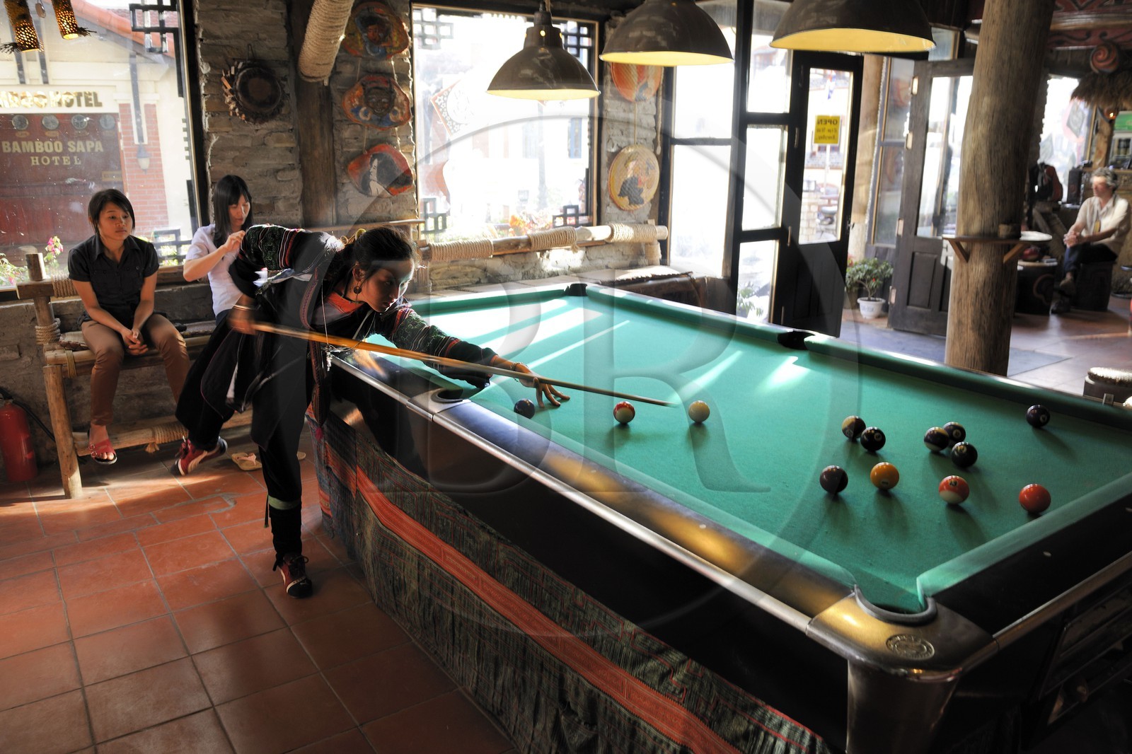 Vietnam, province de Lao Cai, ville de Sapa, jeunes filles de la minorité Hmong Noir jouant au billard