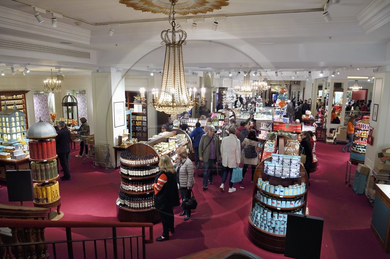 Royaume-Uni, Londres, Piccadilly, Fortnum & Mason fondé en 1707 par William Fortnum et Hugh Mason, grand magasin spécialisé dans les produits alimentaires haut de gamme et fournisseur officiel de la cour royale du Royaume-Uni