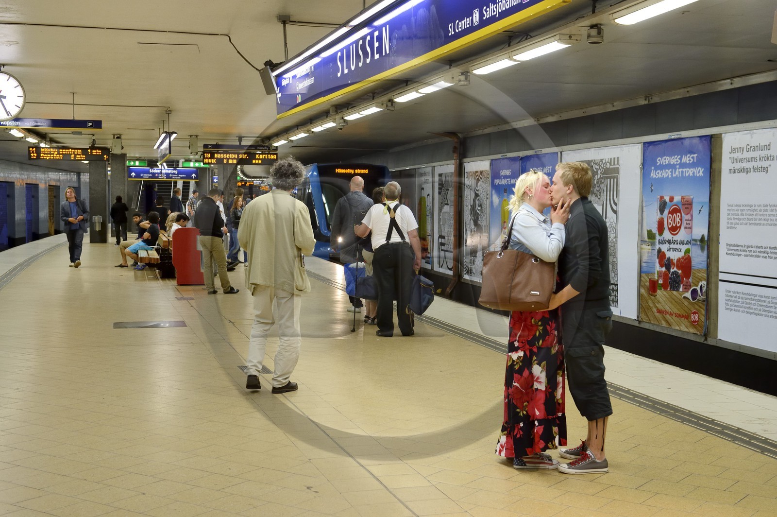 Suède, Stockholm, couple d'amoureux sur le quai de la station de metro Slussen