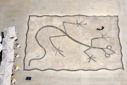 France, Alpes-Maritimes (06), Menton, la vieille ville, la calade Au Lézard (Collection Severin Wunderman) orne le parvis du Musée Jean Cocteau (vue aérienne)