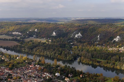 France, Val-d'Oise (95), la Seine en amont de la Roche Guyon à Chantemesle, île de Haute-isle en premier plan et les falaises qui longent la Route de la Vallée (vue aérienne)