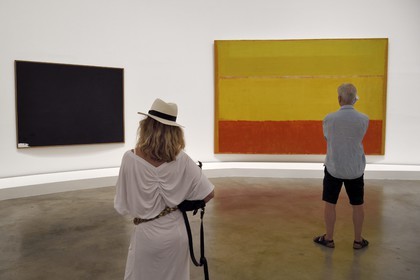 Espagne, Pays basque espagnol, Biscaye, Bilbao, le musée Guggenheim de l'architecte Frank Gehry, Iberia (1958) oeuvre de Robert Motherwell à gauche et Untitled (1952-1953) oeuvre de Mark Rothko à droite