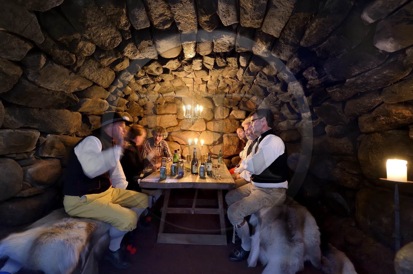Suède, comté de Dalécarlie, région de Leksand, célébrations du solstice d'été dans le petit hameau de Sunnanäng, réunion dans la cave autour d'un verre