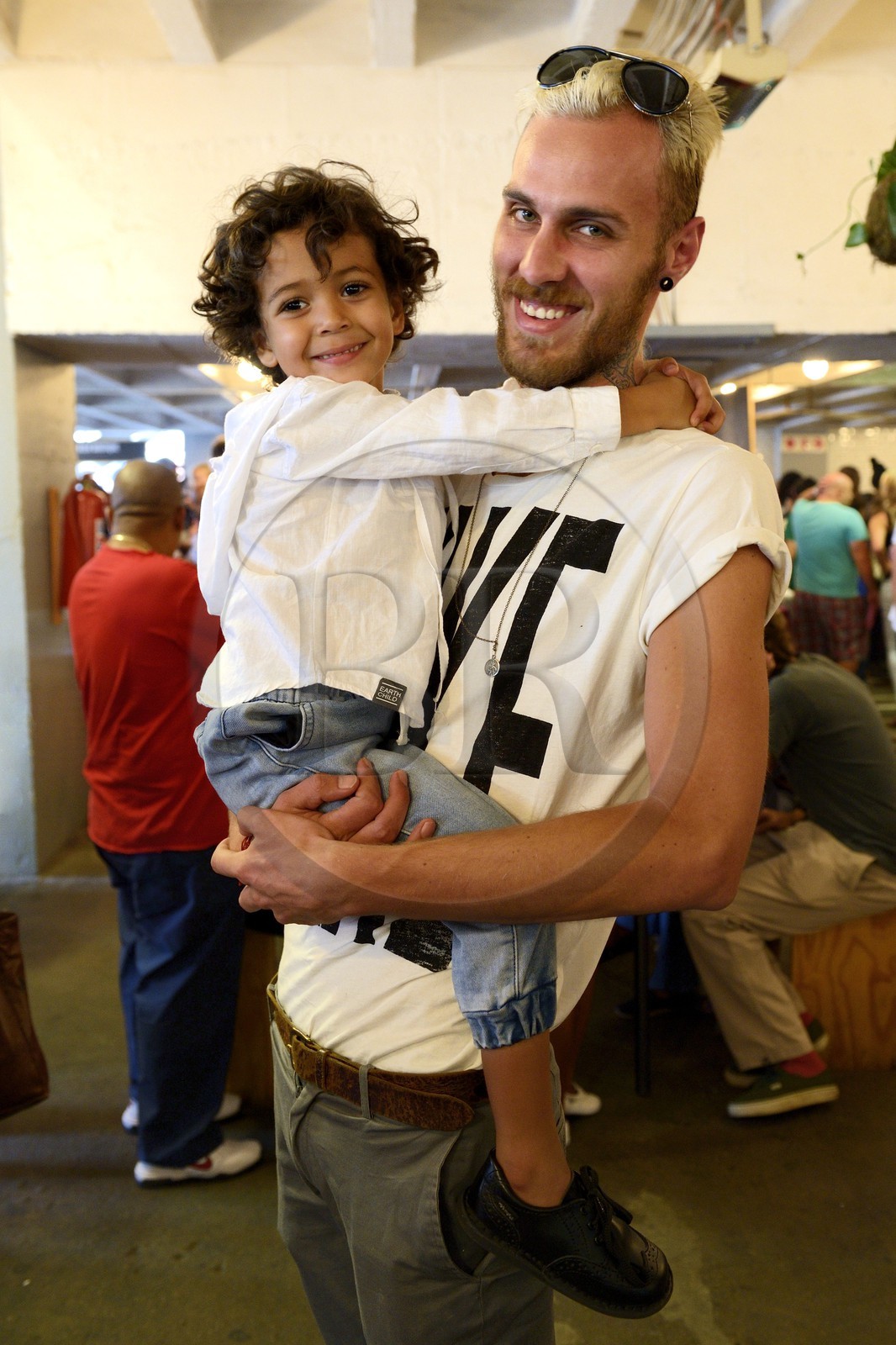 Afrique du Sud, province de Gauteng, Johannesburg, quartier de Braamfontein, Neighbourgoods Market, marché du samedi qui est autant une source d'approvisionnement pour des aliments de la ferme et des produits spécialisés comme il est un point de rencontre de la communauté pour échanger des idées et être entrainé par l'énergie qui fait Joburg, père et fils