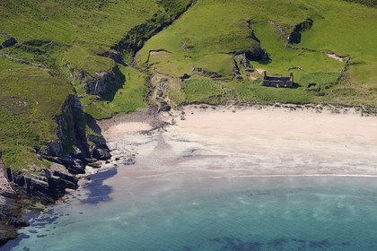 Royaume-Uni, Ecosse, Highland, Hébrides intérieures, Ile de Rum, plage de la côte Nord (vue aérienne)