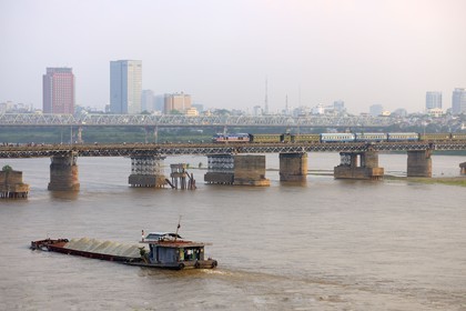 Vietnam, Hanoï, Long Bien Bridge former Paul Doumer Bridge over the Red River only for trains, motocycles, bicycles and the few pedestrians