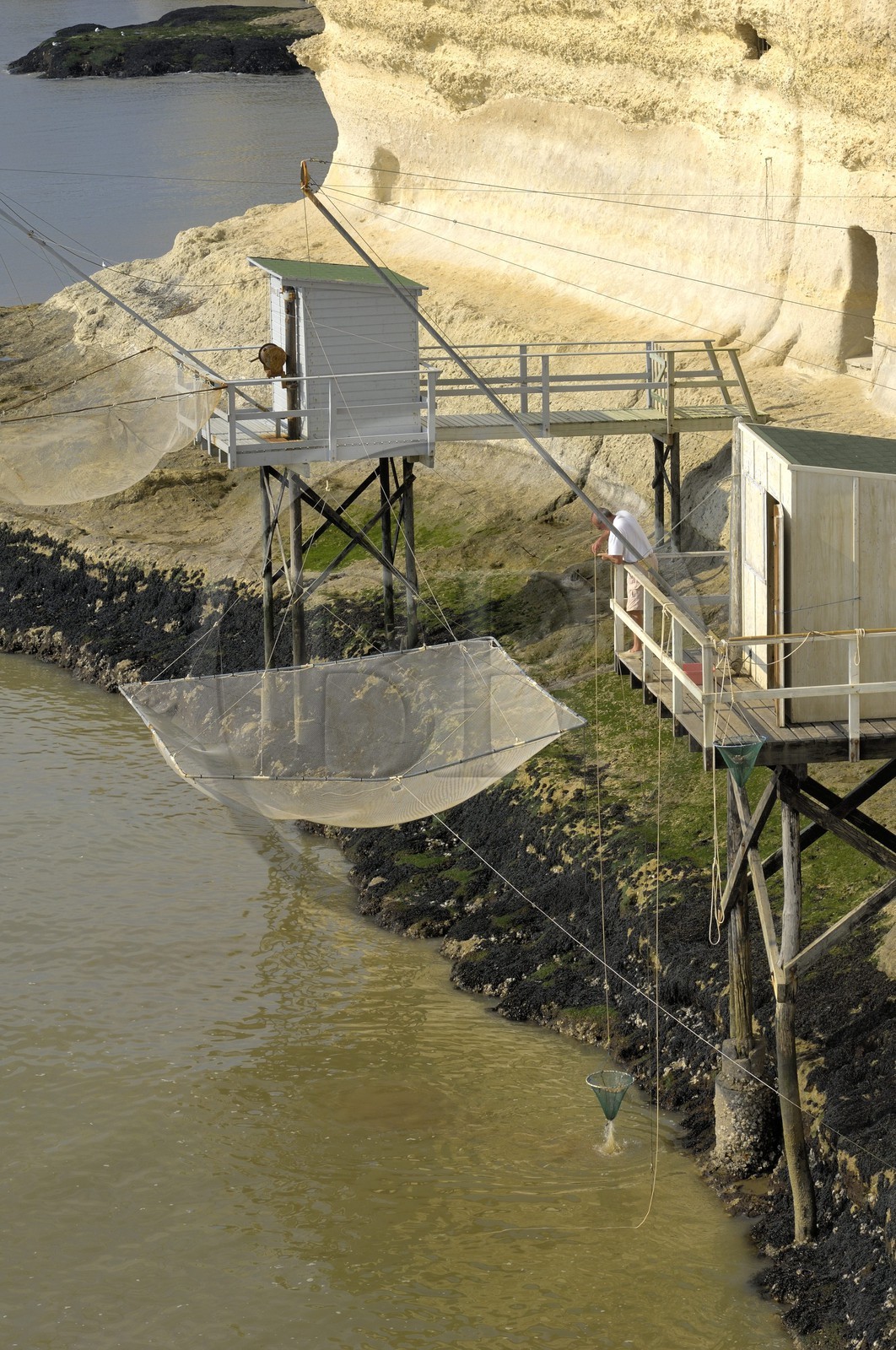 France, Charente-Maritime (17), Meschers-sur-Gironde, carrelets des grottes du Regulus