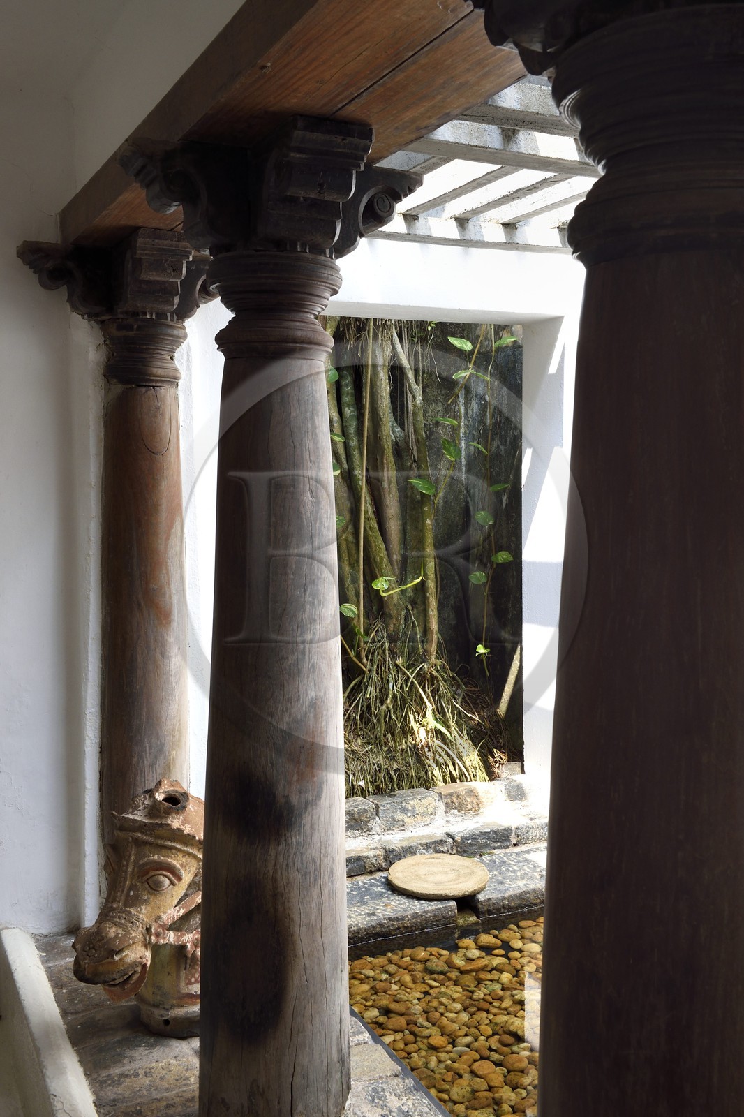 Sri Lanka, Western Province, Colombo District, Colombo, Lunuganga Estate, house of architect Geoffrey Bawa, small private patio