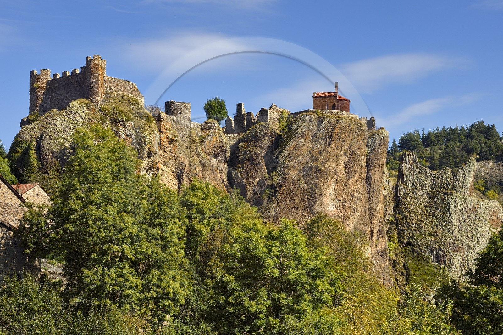 France, Haute-Loire (43), vallée de la Loire, Arlempdes, labellisé les Plus beaux villages de France, ruines du chateau perché sur un rocher basaltique (dyke volcanique)