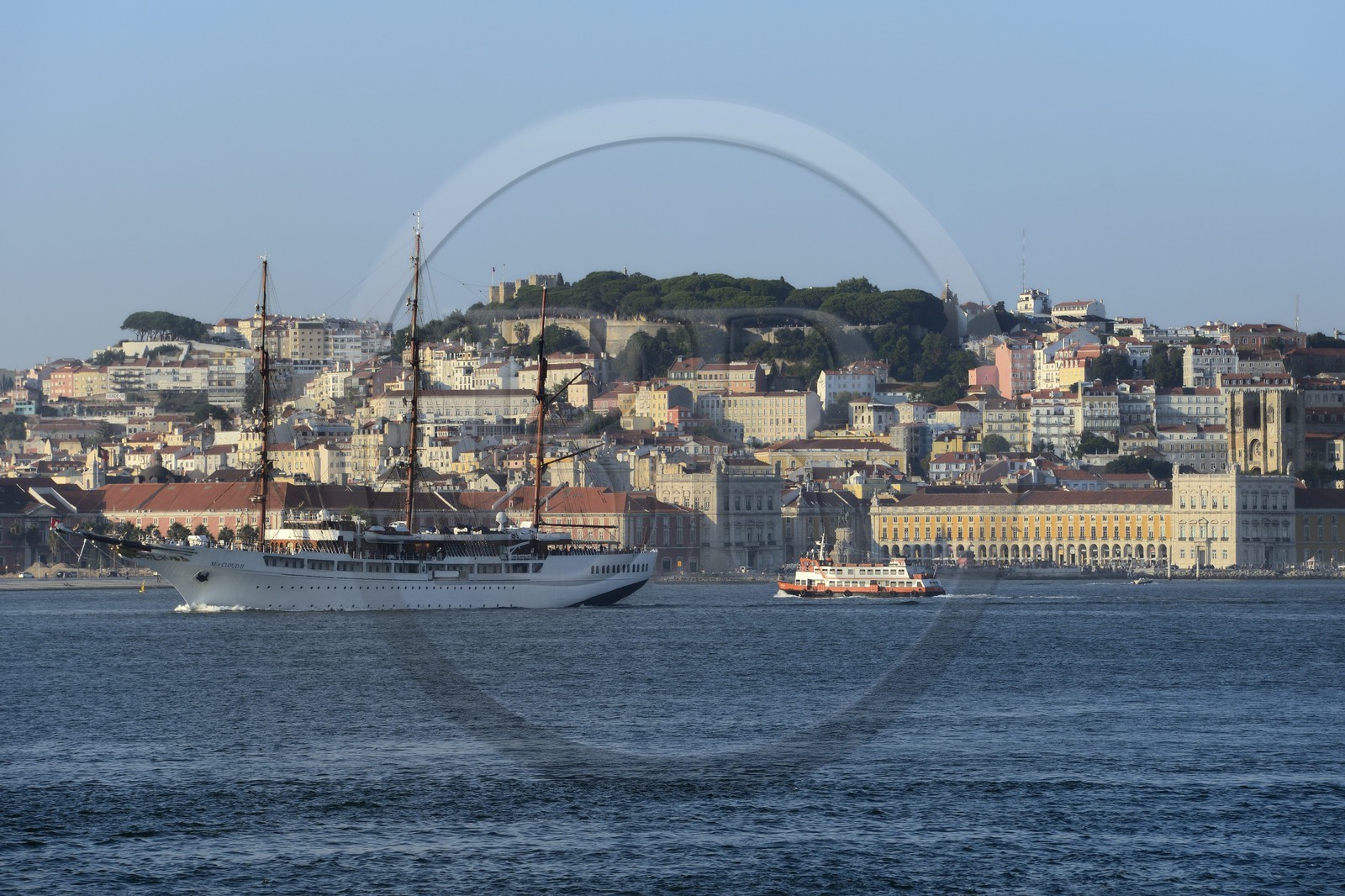 Portugal, Lisbonne, le luxueux voilier de croisière Sea Cloud II et un ferry sur le fleuve Tage (Rio Tejo) et le centre historique en arrière-plan