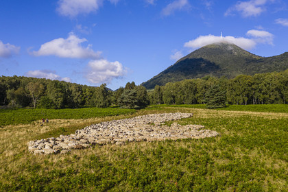 France, Puy-de-Dôme (63), Parc Naturel Régional des Volcans d'Auvergne, Chaine des Puys classée Patrimoine Mondial de l’UNESCO, les deux bergères Ostiane Vuillermoz et Charlotte Hevin gardant un troupeau de brebis Rava au pied du volcan Puy de Dôme (vue aérienne)