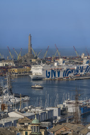 Italie, Ligurie, Gênes, le port de commerce et le terminal des ferries dominés par le phare de la Lanterna