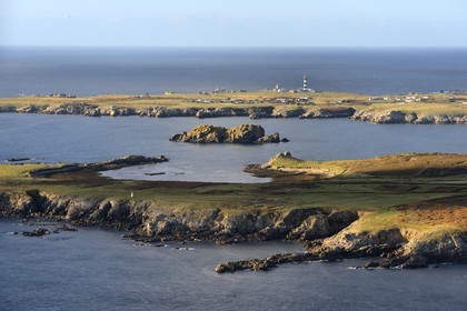 France, Finistère (29), parc naturel régional d'Armorique, mer d'Iroise, Ile d'Ouessant, réserve de Biosphère (UNESCO), phare du Creach et la côte ouest (vue aérienne)