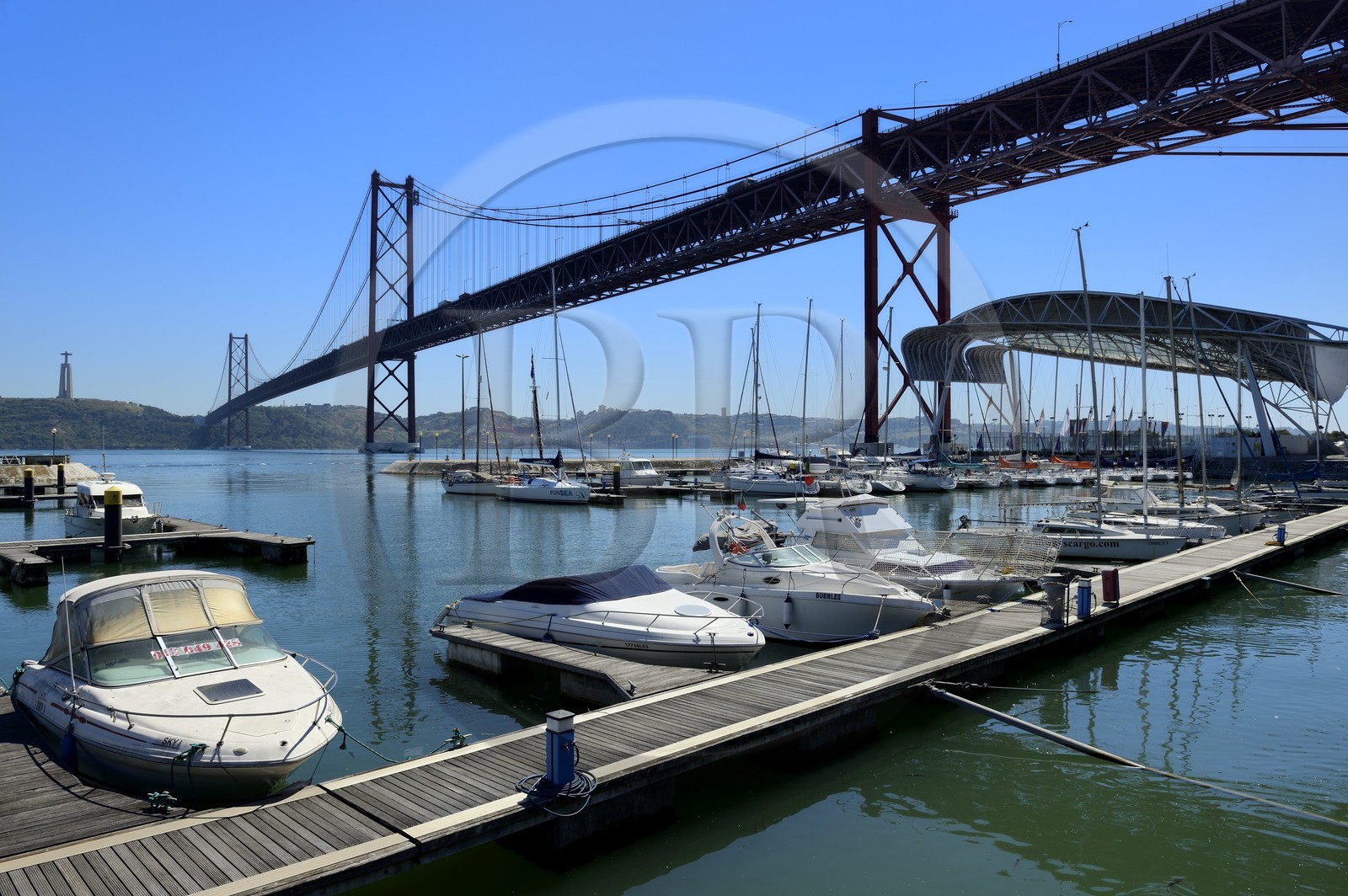 Portugal, Lisbonne, le pont du 25 de Abril sur le Tage depuis Doca de Santo Amaro