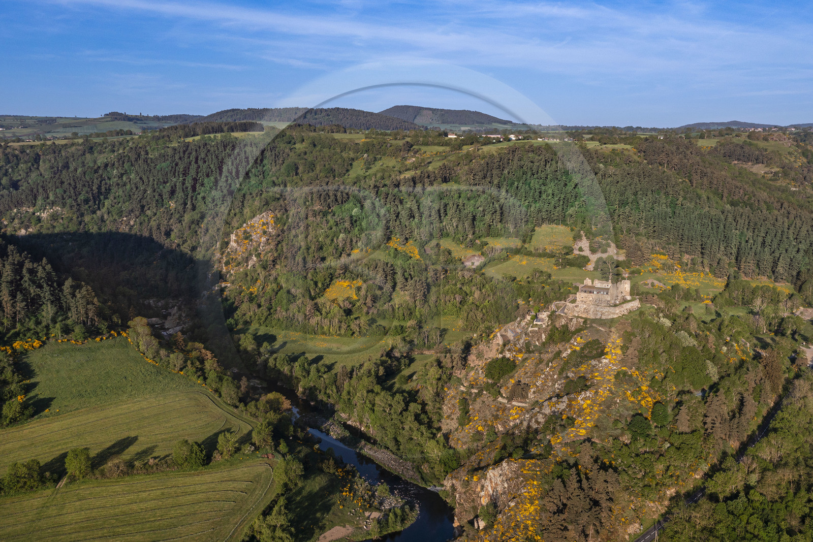 France, Haute-Loire (43), Goudet, le chateau de Beaufort construit vers 1200 domine la vallée de la Loire, randonnée avec un âne sur le chemin de Stevenson (GR 70) (vue aérienne)