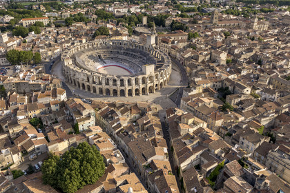 France, Bouches-du-Rhône (13), Arles, les Arènes, amphithéatre romain construit vers 80-90 apr. J.-C., classé Patrimoine Mondial de l'UNESCO, au coeur de la vieille ville (vue aérienne)