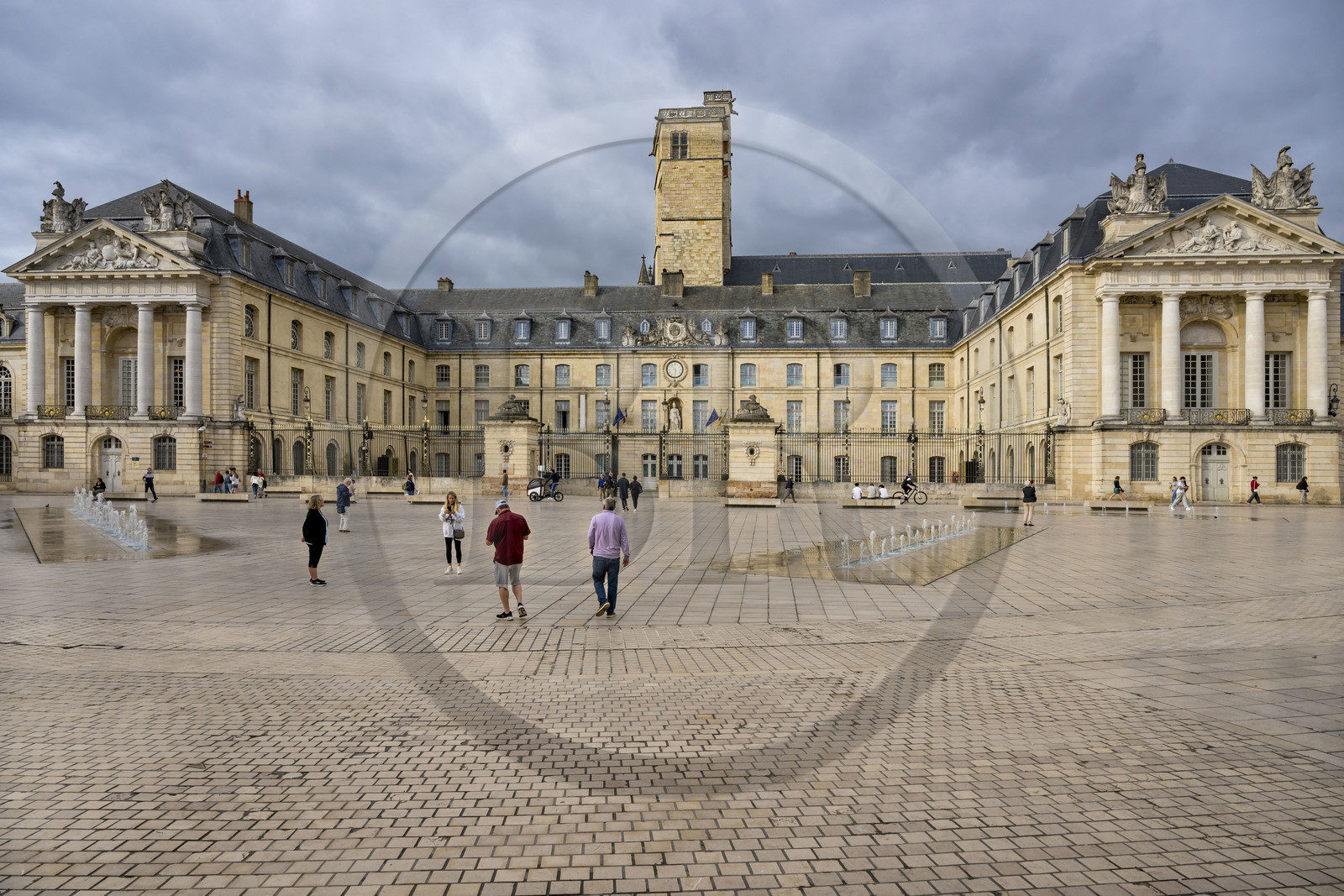 France, Côte-d'Or (21), Dijon, zone classée Patrimoine Mondial de l'UNESCO, palais des Ducs de Bourgogne sur la place de la Libération surmonté par la tour Philippe Le Bon