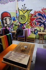 Turquie, Istanbul, quartier de Beyoglu, café Narguilé dans une ruelle derrière la rue Istiklal Caddesi