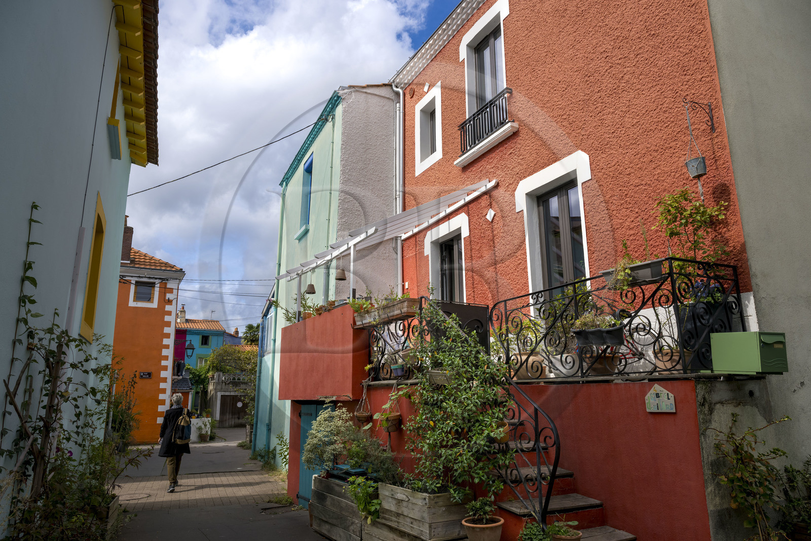 France, Loire-Atlantique (44), banlieue de Nantes, Rezé, quartier Trentemoult, maisons aux facades colorées dans les ruelles du village