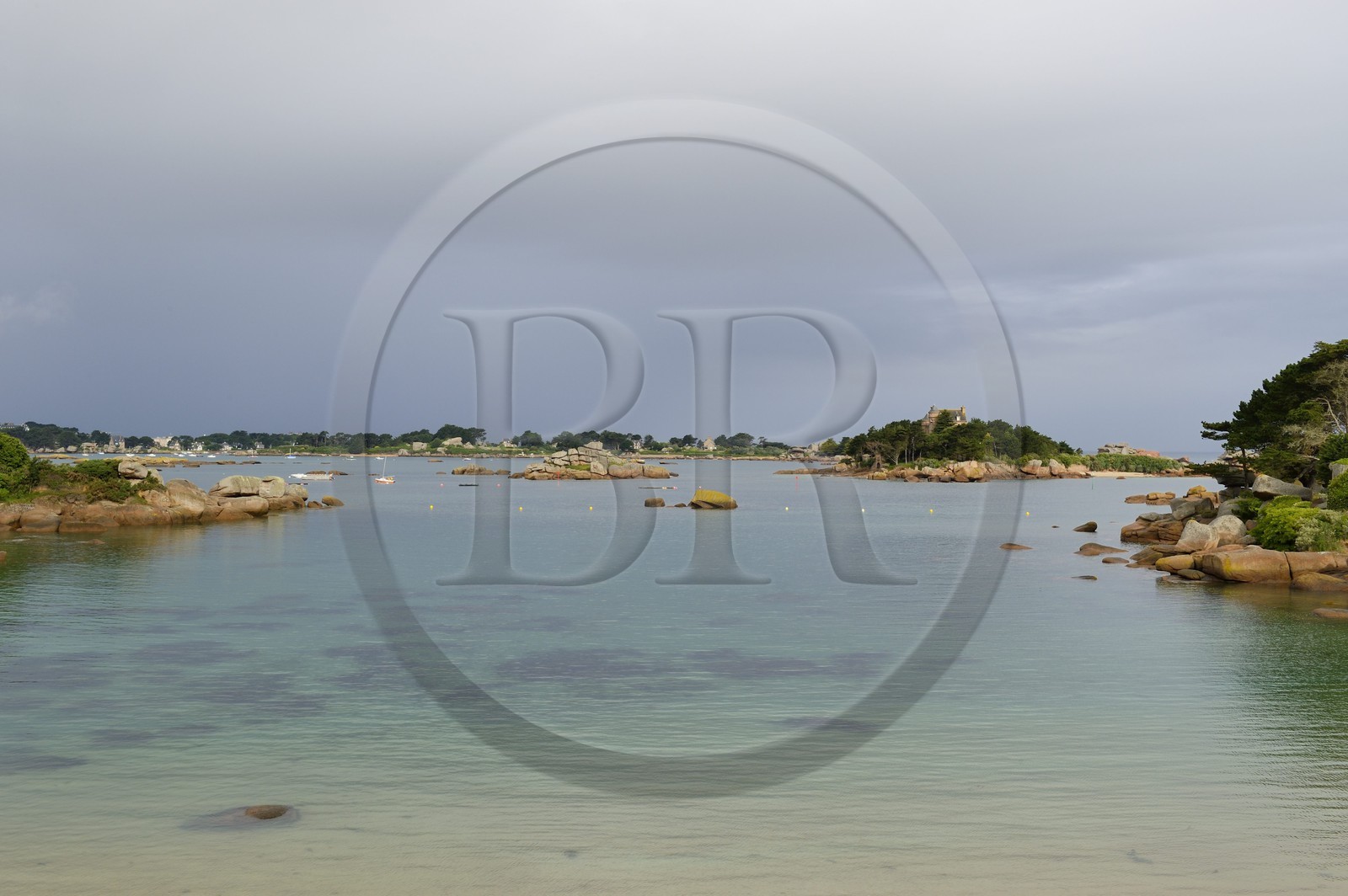 France, Côtes-d'Armor (22), Côte de Granit Rose, Trégastel, château et ile de Costaérès et plage Saint-Guirec à Ploumanach, l'Ile Renote est en arrière plan