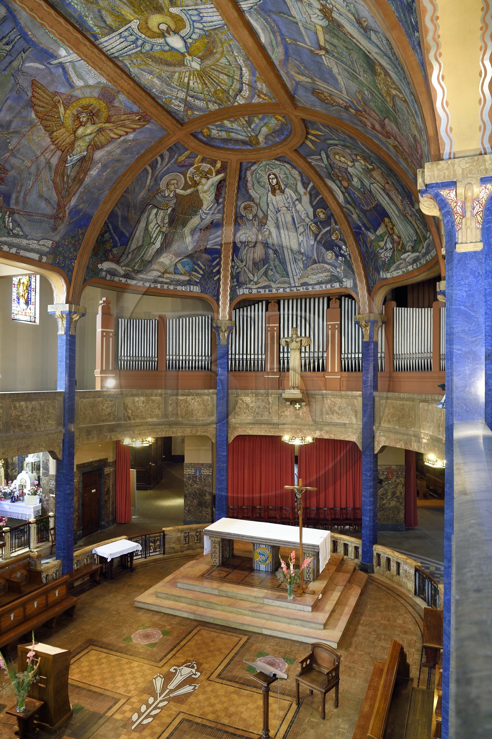 France, Allier (03), Vichy, Notre Dame des Malades (Our Lady of the Sick) church and Saint Blaise church, painted vault of the choir with a mosaic of Maume Jean called the Intelligence in the center