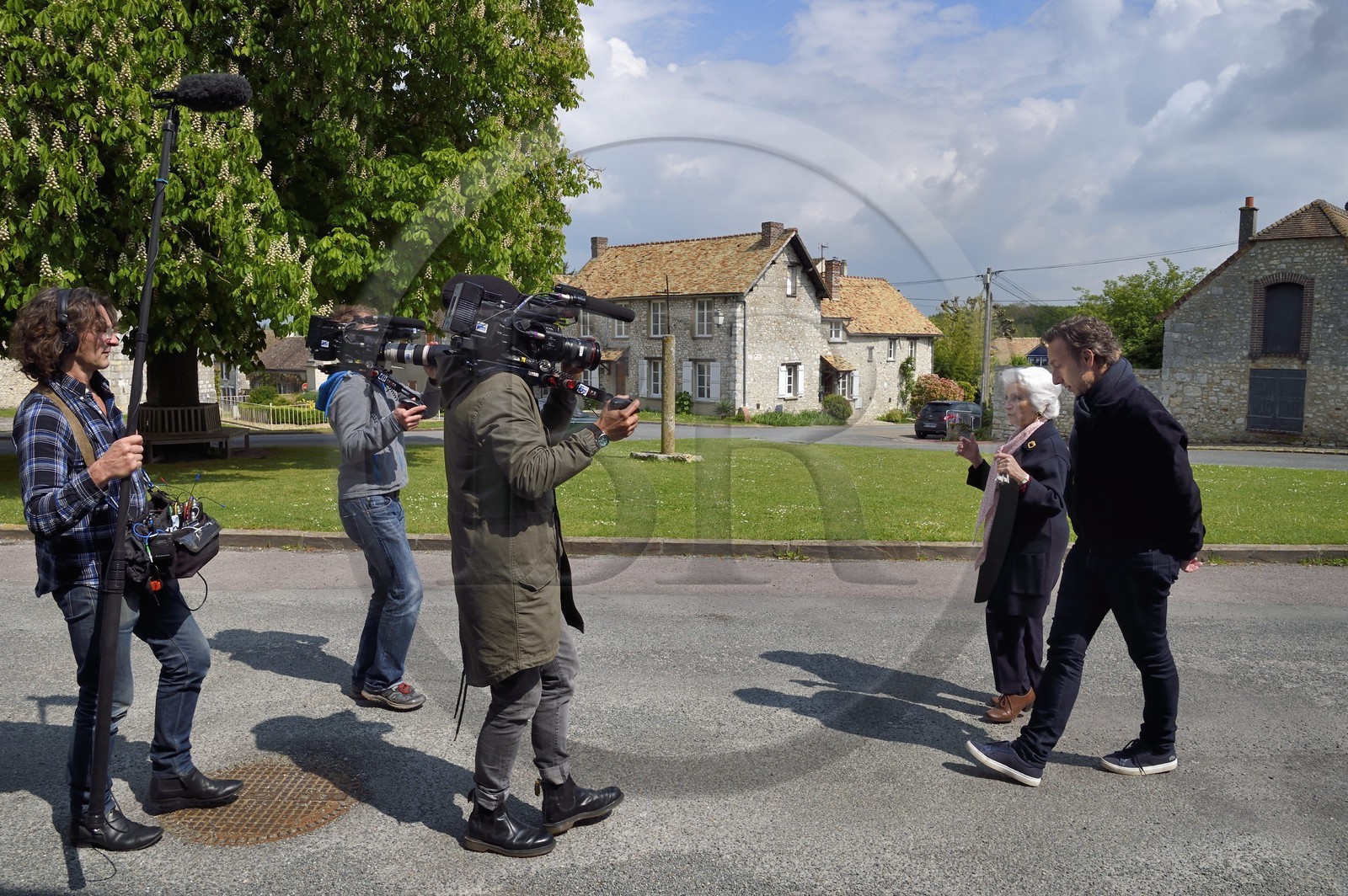 France, Yvelines (78), Montchauvet, tournage pour la télévision du Village Préféré des Français avec Stéphane Bern, Stéphane Bern en compagnie d'Annick Mouillard
