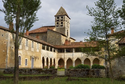 France, Dordogne (24), Périgord Vert, Saint-Jean-de-Côle, labellisé Les Plus Beaux Villages de France, l'ancien prieuré et le clocher de l'église Saint-Jean-Baptiste