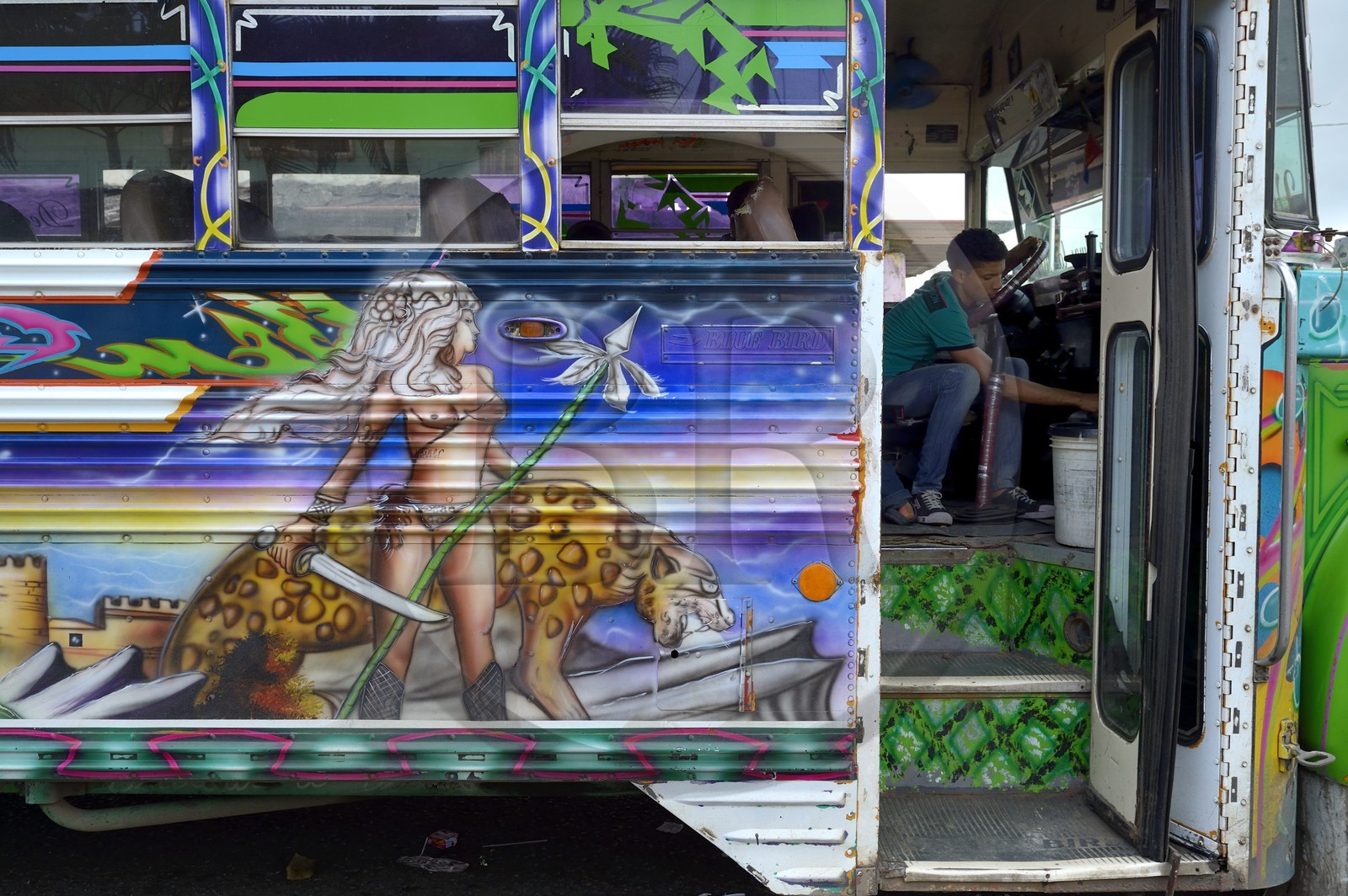 Panama,  province de Colon, Portobelo, bus appellés Diablo Rojo (Diable Rouge) recouverts de peintures criardes