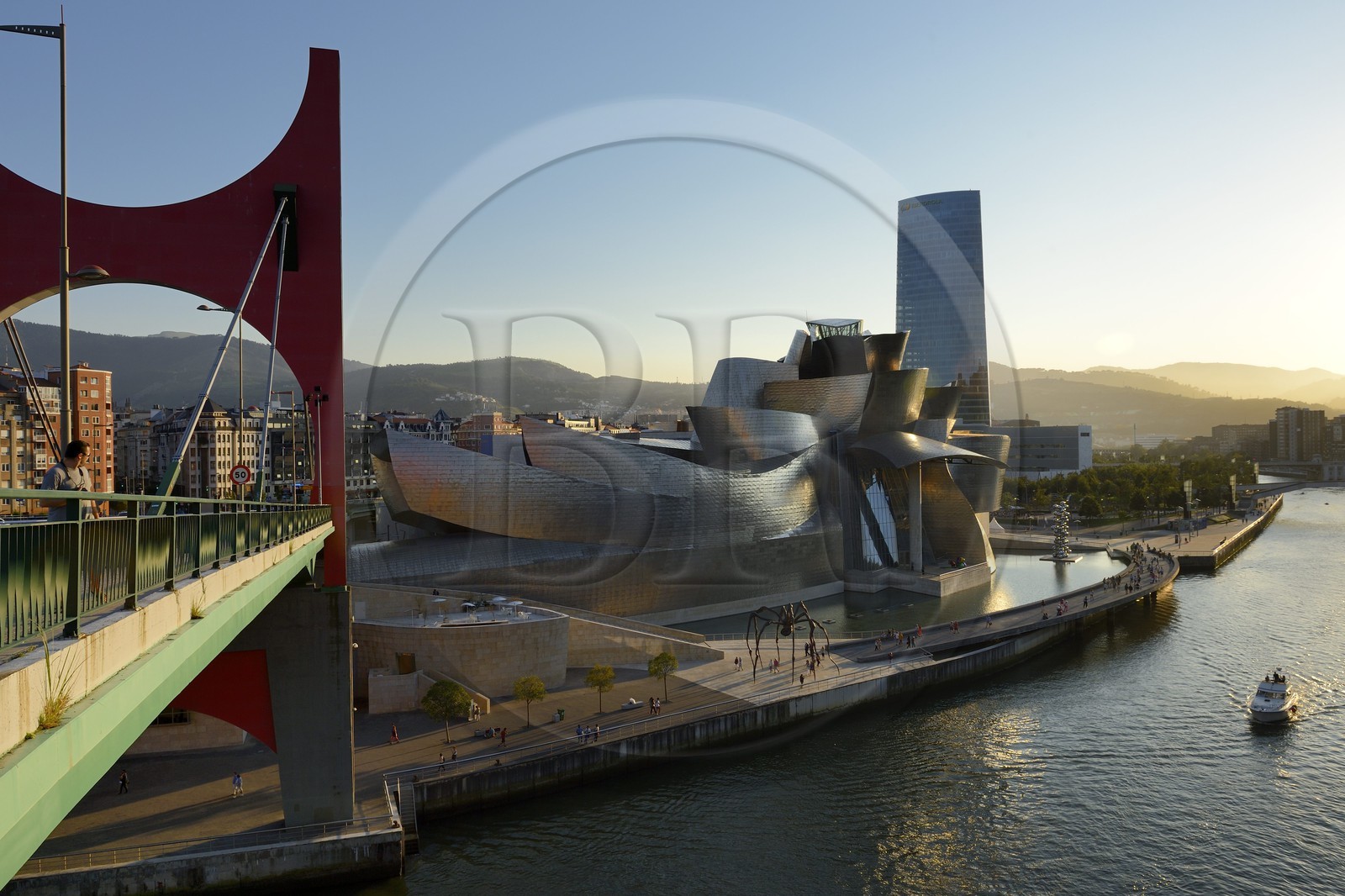 Espagne, Biscaye, Pays Basque espagnol, Bilbao, le musée Guggenheim  de l'architecte Frank Gehry et Pont de La Salve avec l'installation de l'artiste français Daniel Buren Les Arches Rouges en premier plan
