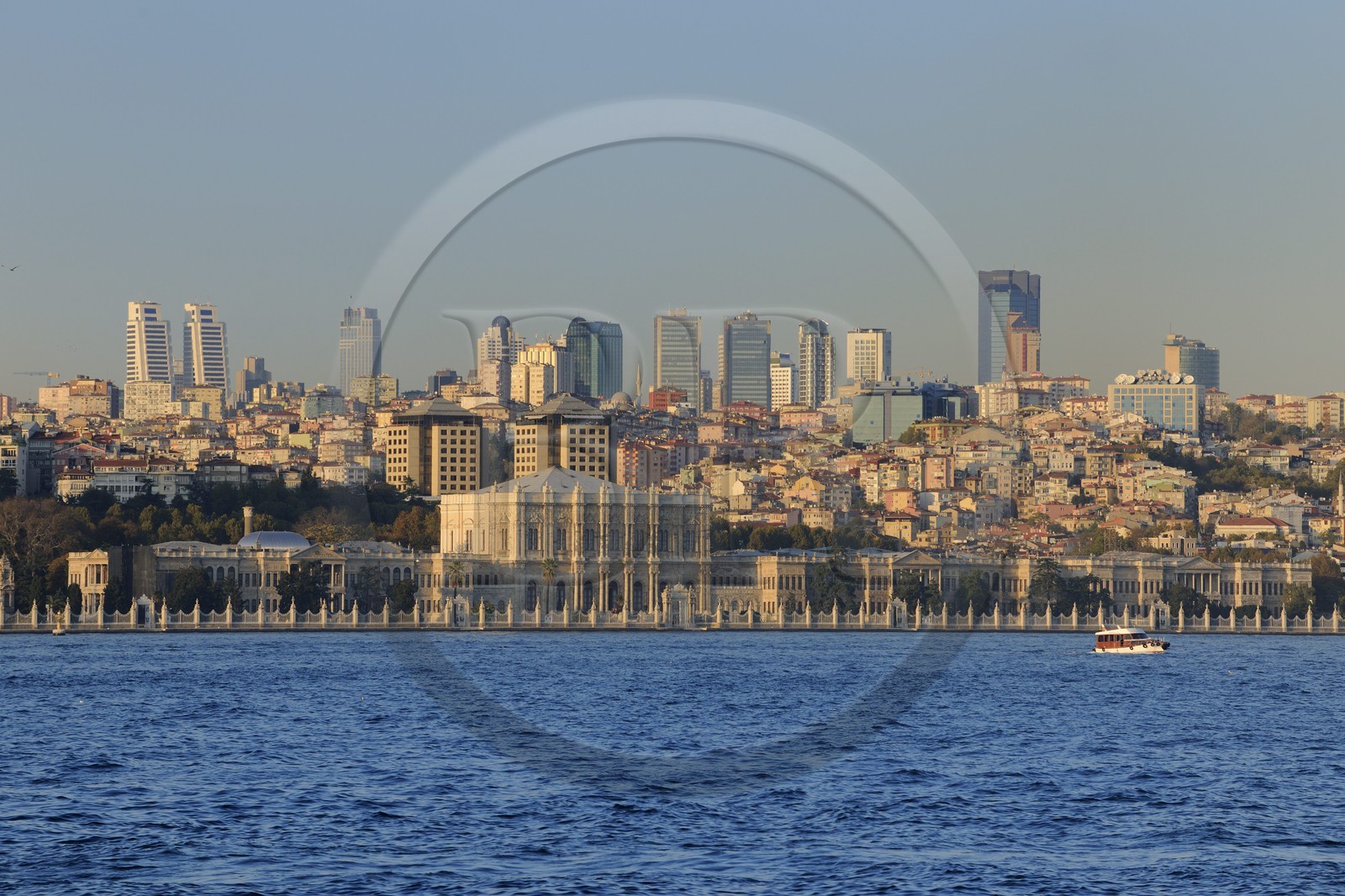 Turquie, Istanbul, quartier de Besiktas, palais de Dolmabahce (Dolmabahçe Sarayi) construit par le Sultan Abdülmecit et la ville moderne