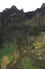 France, Ile de la Reunion, le cirque de Mafate, classé Patrimoine Mondial de l'UNESCO, petit village isolé (Ilet) de Marla accessible seulement à pied ou par hélicoptère (vue aérienne)