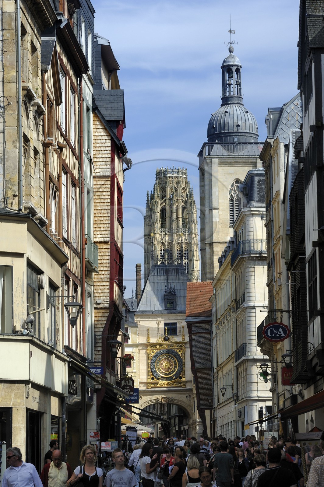 France, Seine-Maritime (76), Rouen, rue du Gros Horloge dans le centre historique