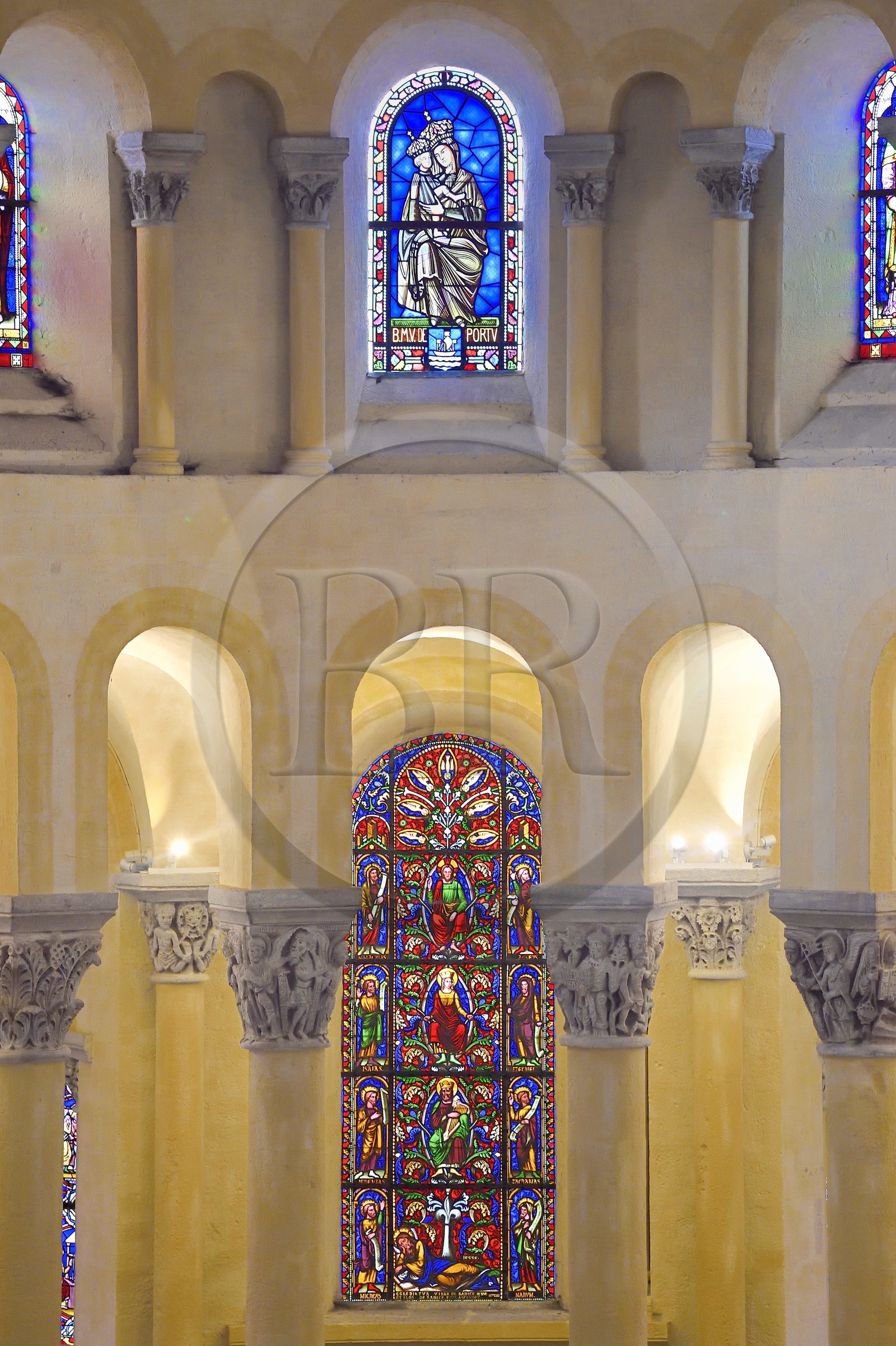 France, Puy-de-Dôme (63), Clermont-Ferrand, basilique Notre-Dame-du-Port de style roman auvergnat, classée Patrimoine Mondial de l'UNESCO au titre des Chemins de Saint-Jacques-de-Compostelle en France, vitrail du XIXe siècle dans l'axe du chœur réalisé par Étienne Thévenot qui présente l'Arbre de Jessé et chapiteaux