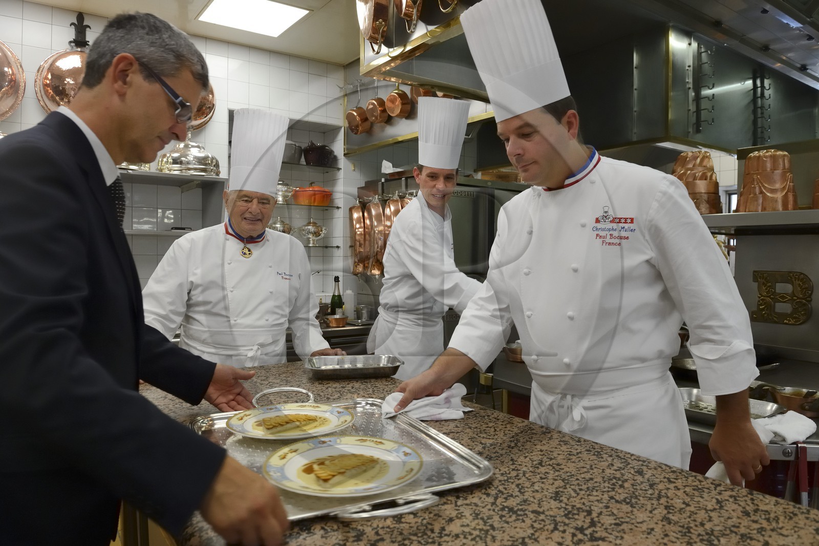 France, Rhône (69), Collonges-au-Mont-d'Or, Restaurant L'Auberge du Pont de Collonges de Paul Bocuse, trois étoiles au Guide Michelin depuis 1965, le grand chef cuisinier Meilleur ouvrier de France Paul Bocuse avec le chef executif Christophe Muller MOF 2000