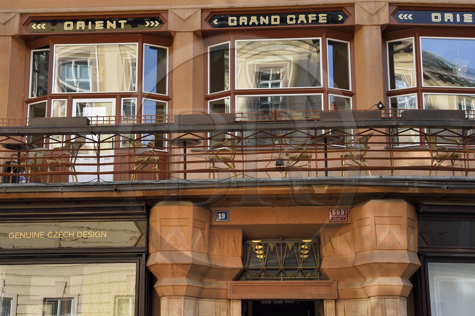 République Tchèque, Prague, centre historique classé Patrimoine Mondial de l' UNESCO, quartier de Stare Mesto, Maison à la Vierge noire batiment cubiste de l'architecte Josef Gocar place Ovocny qui héberge le Grand Café Orient et le Musée du Cubisme (Muzeum Ceského Kubismu)