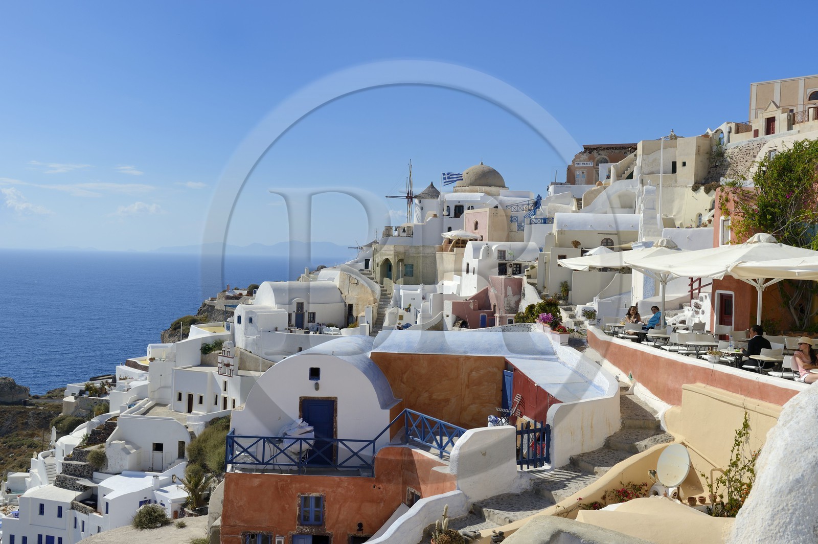 Grèce, Les Cyclades, mer Égée, île de Santorin (Thira ou Théra), moulin à la pointe nord ouest du village de Oia