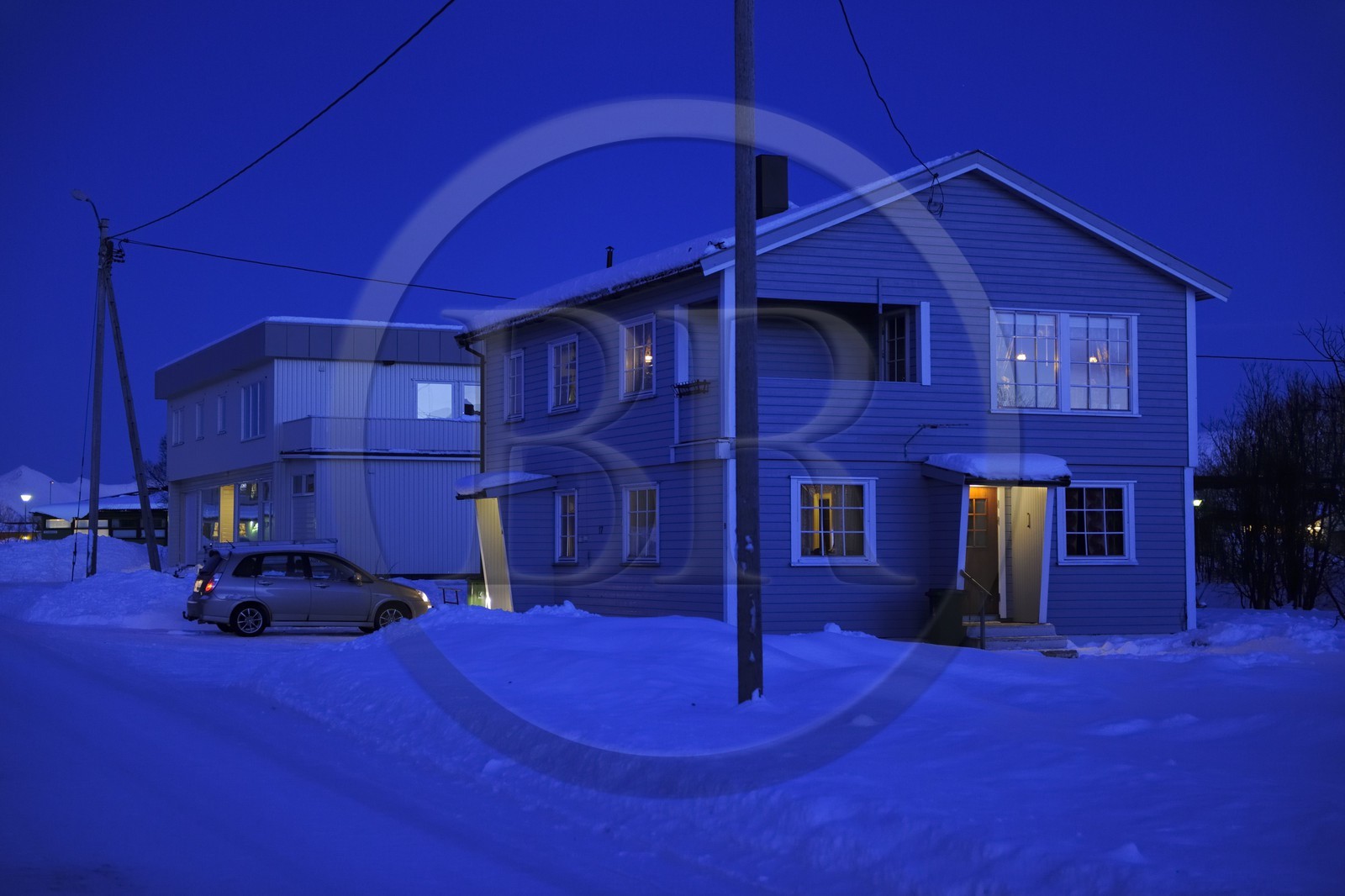 Norvège, Nordland, iles des Westeralen, maison en bois à la nuit tombée dans le village de Myre