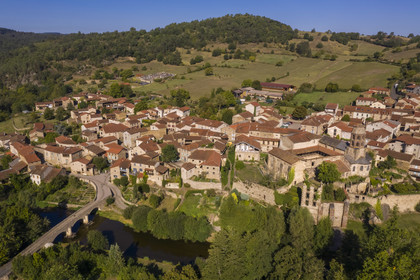 France, Haute-Loire (43), Lavaudieu, labellisé Les Plus Beaux Villages de France, l'Abbaye Saint-André de style roman auvergnat et le vieux pont sur la Senouire (vue aérienne)