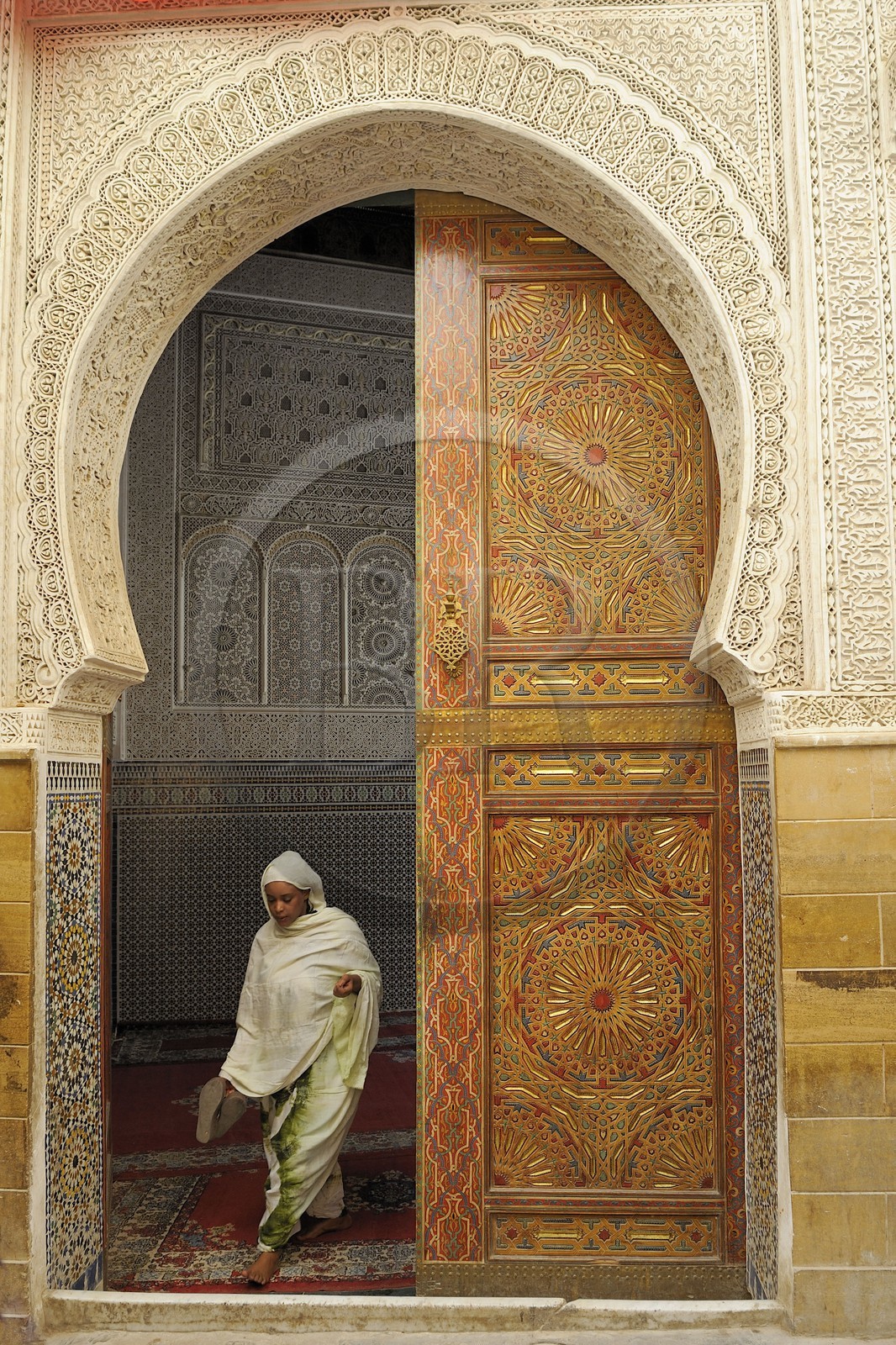 Maroc, Moyen Atlas, Fès, ville impériale, médina classée Patrimoine Mondial de l'UNESCO, Fès el Bali, la mosquée funéraire Zaouïa de Sidi Ahmed Tijani, plâtre sculpté et zelliges de l'entrée